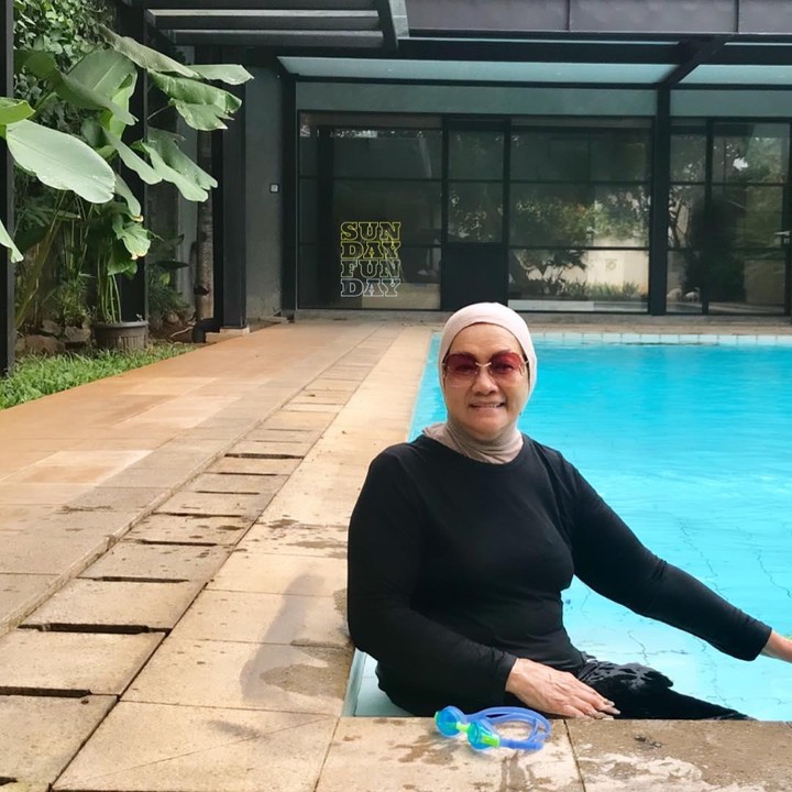 <p>Salah satu rahasia nenek 81 tahun ini tetap bugar adalah dengan rutin berolahraga, Bunda. Ia juga selalu menjaga istirahat yang cukup dengan tidur 7-8 jam setiap hari. Tak hanya itu, Kusthini terbilang sangat disiplin menjaga pola makan. (Foto: Instagram @kusthini_hs)</p>