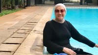 <p>Salah satu rahasia nenek 81 tahun ini tetap bugar adalah dengan rutin berolahraga, Bunda. Ia juga selalu menjaga istirahat yang cukup dengan tidur 7-8 jam setiap hari. Tak hanya itu, Kusthini terbilang sangat disiplin menjaga pola makan. (Foto: Instagram @kusthini_hs)</p>