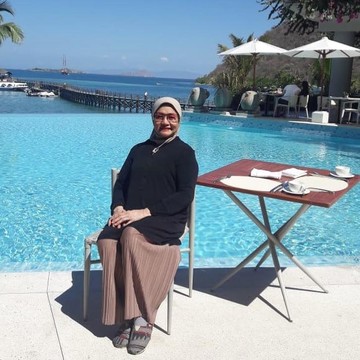 img-title Minim Kerutan di Usia 81 Tahun, Ibu dari Artis Terkenal ini Bagikan Rahasia Awet Mudanya