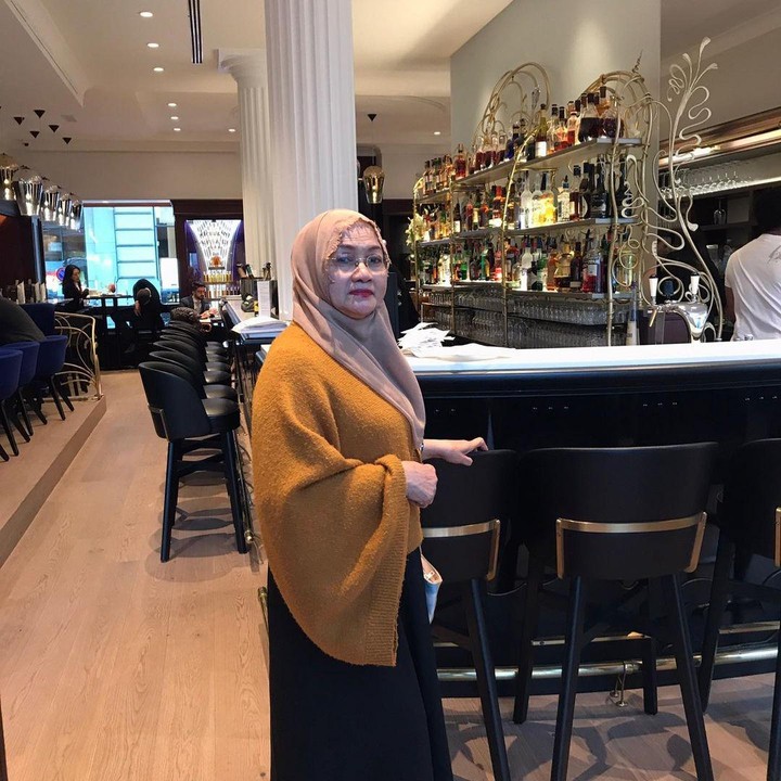 <p>Warganet dihebohkan dengan wanita berusia 81 tahun yang berwajah awet muda. Penampilan nenek ini viral setelah diunggah oleh akun TikTok @diandramarshas. Wajahnya dinilai sangat awet muda dan minim dari kerutan. (Foto: Instagram @kusthini_hs)</p>