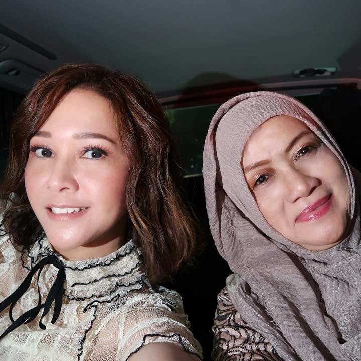 <p>Sempat bikin penasaran, rupanya terungkap bahwa Kusthini merupakan Ibunda dari artis Maia Estianty. Maia merupakan anak kelima dari enam bersaudara. (Foto: Instagram @kusthini_hs)</p>