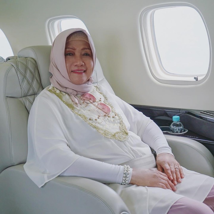 <p>Tak hanya berparas awet muda, Kusthini juga masih tampil kece dan aktif bermain media sosial. Nenek 81 tahun ini bahkan kerap menampilkan potretnya saat berlibur, lho. (Foto: Instagram @kusthini_hs)</p>