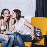 Libra dan 5 Zodiak Ini Adalah Pendengar yang Baik, Cocok Jadi Teman Curhat!