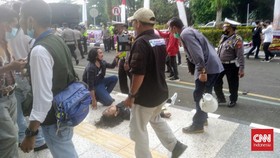 Mahasiswa Tangerang Pingsan Kena 'Smackdown' Polisi saat Demo
