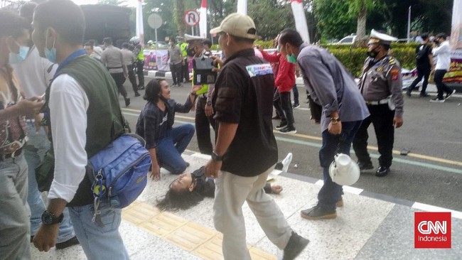 Mahasiswa yang dibanting polisi ala smackdown akan melakukan medical check up karena lehernya susah menoleh.