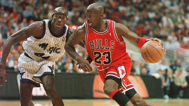 Sebuah kartu basket Michael Jordan laku terjual seharga US$2,7 juta atau setara Rp38,4 miliar. Ini adalah rekor penjualan untuk kartu basket Jordan.
