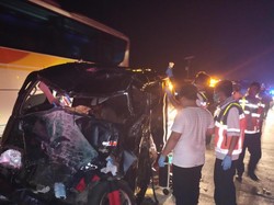 Minibus Tabrak Truk di Tol Cipali, Satu Orang Tewas-Sembilan Luka