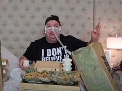 Demi Uang YouTuber Ini Rela Naikkan BB hingga 100 Kg untuk Video Mukbang