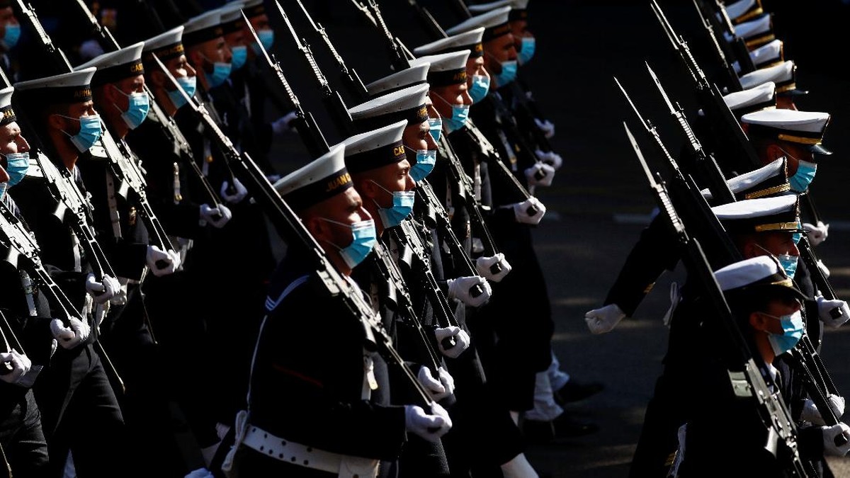 FOTO: Parade Militer Bermasker Rayakan Hari Nasional Spanyol