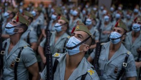 FOTO: Parade Militer Bermasker Rayakan Hari Nasional Spanyol