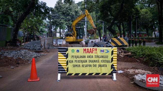 Pemprov DKI menargetkan pembangunan 25.647 titik drainase vertikal atau sumur resapan di Jakarta pada 2021. Sejauh ini baru terbangun sekitar 12 ribu titik.