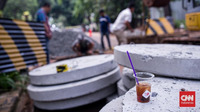 FOTO: Kejar Waktu Buat Sumur Resapan Antisipasi Musim Hujan