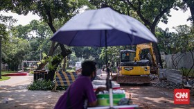 FOTO: Kejar Waktu Buat Sumur Resapan Antisipasi Musim Hujan