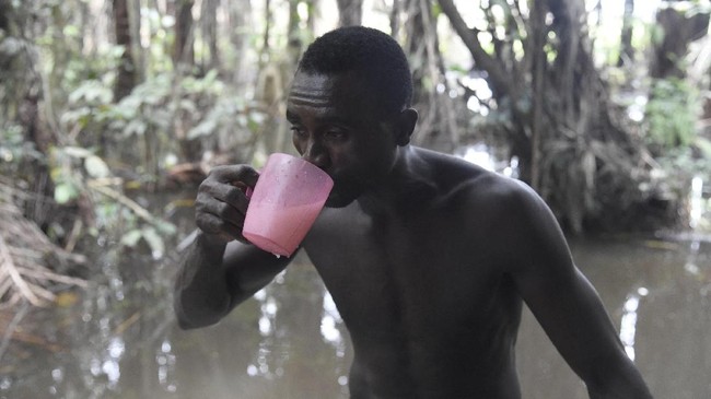 FOTO: Membuat Sapele, Tuak Tradisional Nigeria