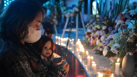 FOTO: Nyala Lilin Peringatan 19 Tahun Bom Bali