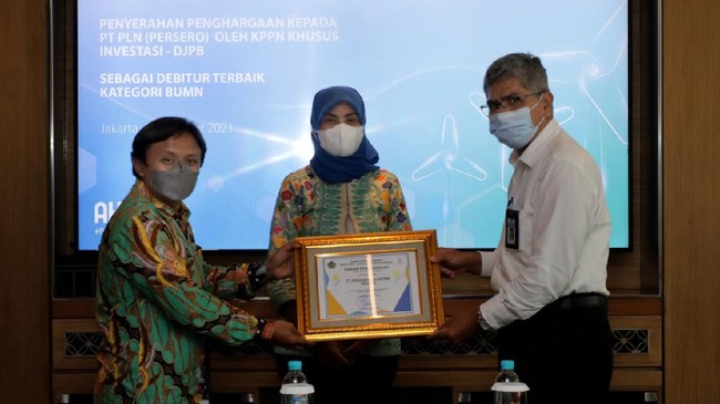 PT PLN (Persero) menerima apresiasi atas komitmen pemenuhan kewajiban terhadap kepada negara berupa Debitur Berkinerja Terbaik Tahun 2020 pada Selasa (12/10).