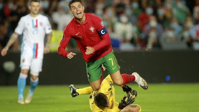 Kreativitas warganet muncul dengan membuat sejumlah meme kocak usai Cristiano Ronaldo hattrick bersama Portugal di Kualifikasi Piala Dunia 2022.