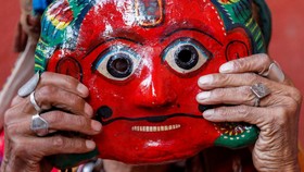 FOTO: Warna-warni Topeng 'Dewa' di Festival Shikali Jatra