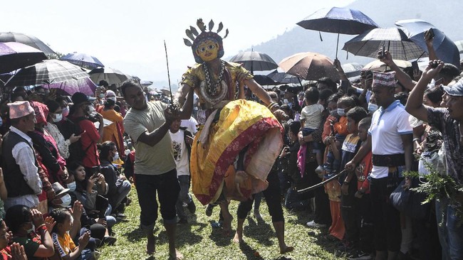 FOTO: Warna-warni Topeng 'Dewa' di Festival Shikali Jatra