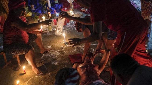 Dari sekian banyak sekte sesat yang beredar di dunia, sebagian berfokus pada kepercayaan mereka soal ramalan hari kiamat dan kematian.