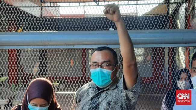Dosen Universitas Syiah Kuala (USK) Banda Aceh Saiful Mahdi resmi keluar dari penjara Lapas Kelas II A Banda Aceh setelah mendapat amnesti dari Presiden Jokowi.