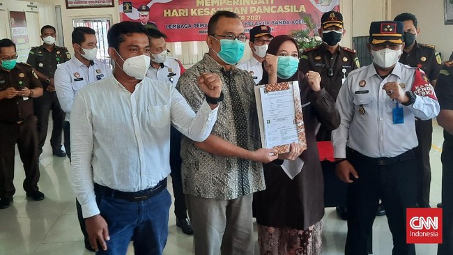 Berkat amnesti, dosen Unsyiah Aceh Syaiful Mahdi akhirnya bebas dari penjara sebagai terpidana UU ITE karena mengkritik pihak kampus.