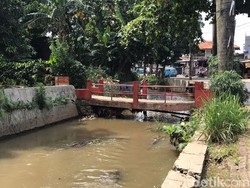 Sampah di Saluran Tanah Baru Depok Sudah Menghilang Pagi Ini