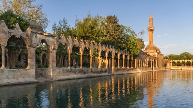 Sanliurfa dikenal sebagai tempat kelahiran Nabi Ibrahim. Percampuran budaya pada masa Perjanjian Lama dan Keislaman banyak ditemui di sini.