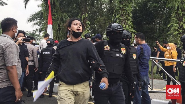 Puluhan massa mahasiswa dari berbagai kelompok berunjuk rasa di depan Pemkab Tangerang, salah satunya soal jam operasional angkutan tambang.