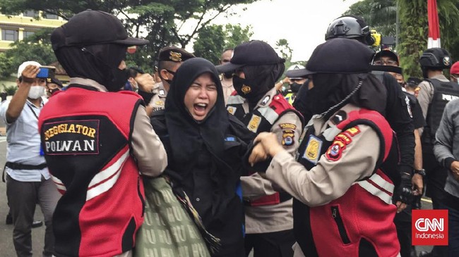 Mahasiswa juga masih menunggu respons pemerintah Kabupaten Tangerang terkait tuntutan mahasiswa yang disampaikan dalam aksi unjuk rasa tersebut.