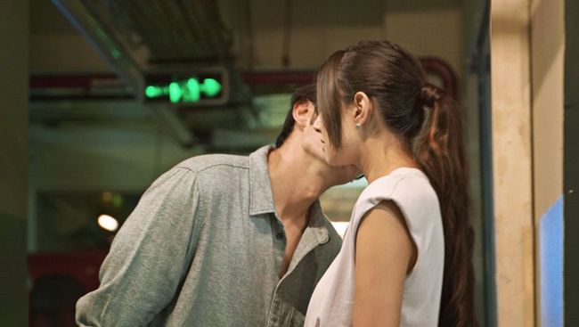 Pertengkaran Kale (Ardhito Pramono) dengan Dinda (Aurelie Moeremans) dalam Story of Kale berlanjut di Story of Dinda: The Second Chance of Happiness.