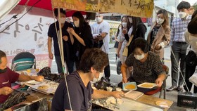 Lim dan Jung, Pasangan Dalgona Squid Game Paling Hot di Seoul