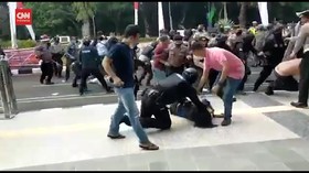 VIDEO: Momen Mahasiswa Dibanting Polisi di Tangerang