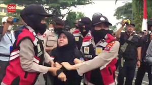 VIDEO: Polisi Tangkap Mahasiswa Demo di Pemkab Tangerang