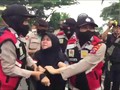VIDEO: Polisi Tangkap Mahasiswa Demo di Pemkab Tangerang