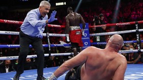 Wasit Dituduh Bantu Tyson Fury Saat Menang KO Atas Wilder