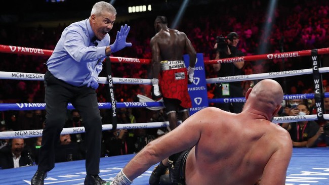 Tyson Fury dituduh mendapat bantuan wasit Russell Mora saat menang KO atas Deontay Wilder, Minggu (11/10).