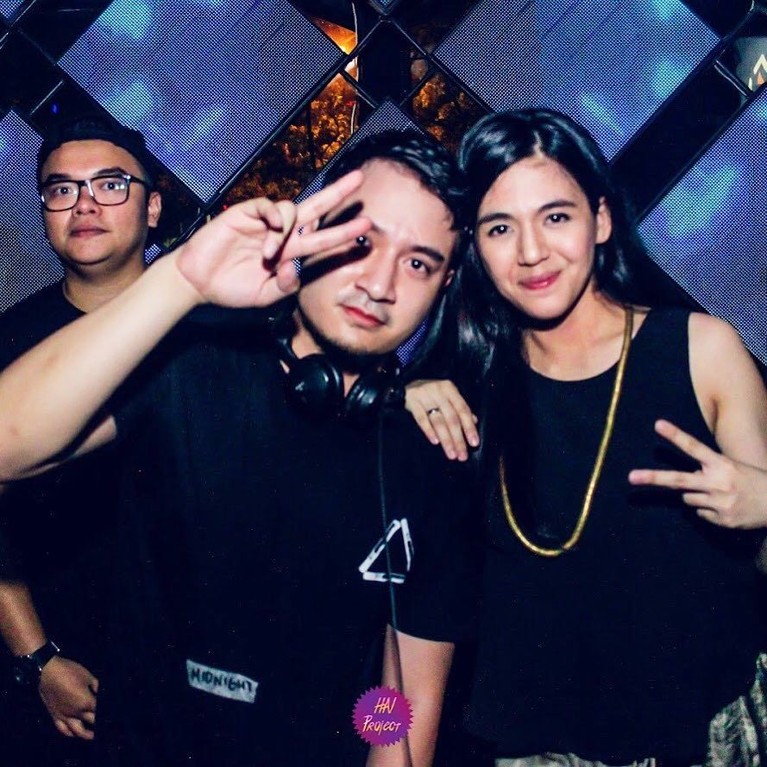 Kabar mengejutkan datang dari DJ Una yang menggugat cerai sang suami Irsan Ramadan. Yuk intip potret mereka!