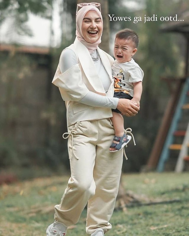 Irish Bella ingin foto OOTD bareng baby Air namun gagal karena baby Air menangis. Yuk intip!