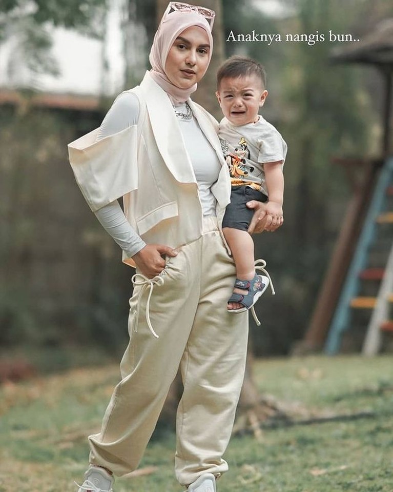 Irish Bella ingin foto OOTD bareng baby Air namun gagal karena baby Air menangis. Yuk intip!