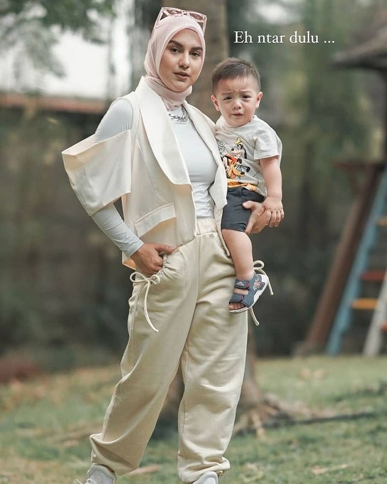 Irish Bella ingin foto OOTD bareng baby Air namun gagal karena baby Air menangis. Yuk intip!