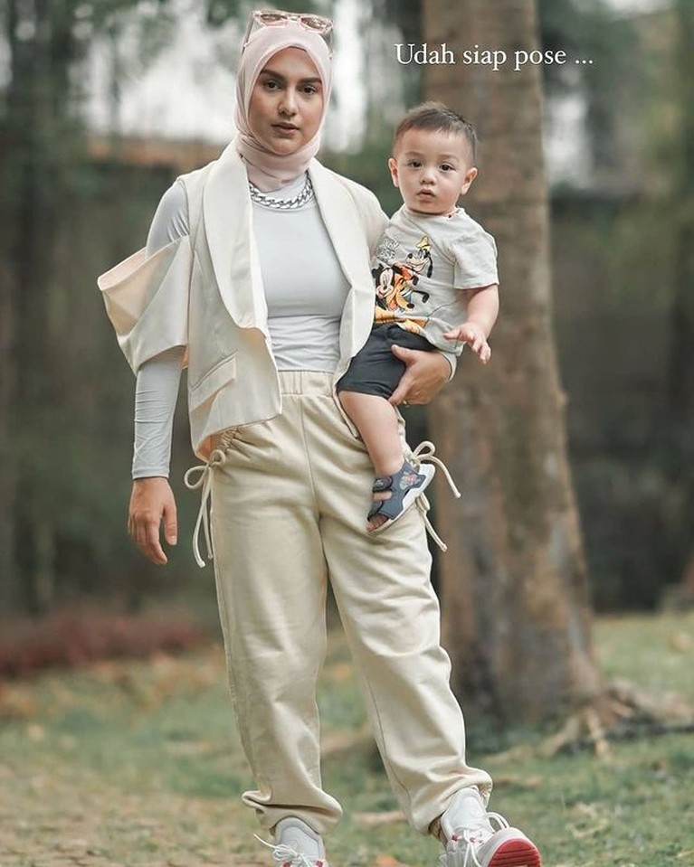 Irish Bella ingin foto OOTD bareng baby Air namun gagal karena baby Air menangis. Yuk intip!