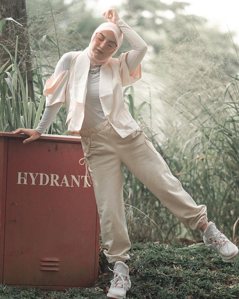 Irish Bella ingin foto OOTD bareng baby Air namun gagal karena baby Air menangis. Yuk intip!