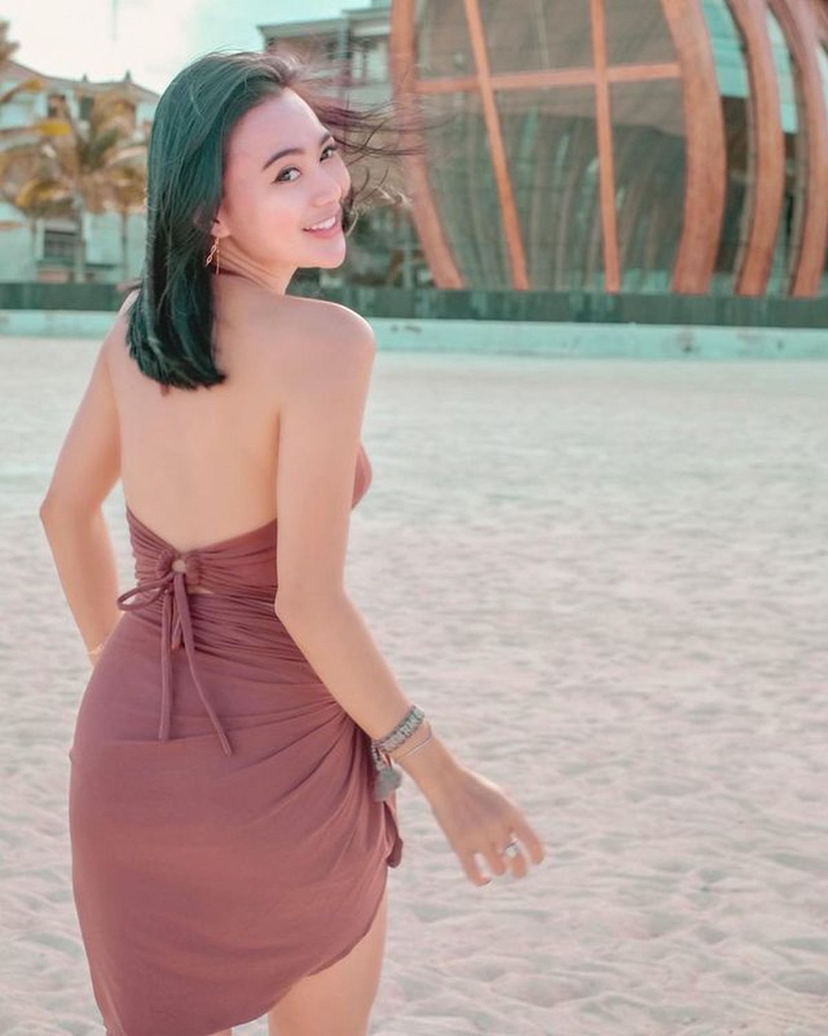 Wika Salim sedang asyik berlibur di Bali&comma; ia pakai gaun backless dan memamerkan punggung mulusnya&period; Yuk intip&excl;