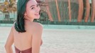 Wika Salim sedang asyik berlibur di Bali&comma; ia pakai gaun backless dan memamerkan punggung mulusnya&period; Yuk intip&excl;