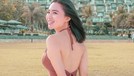 Wika Salim sedang asyik berlibur di Bali&comma; ia pakai gaun backless dan memamerkan punggung mulusnya&period; Yuk intip&excl;