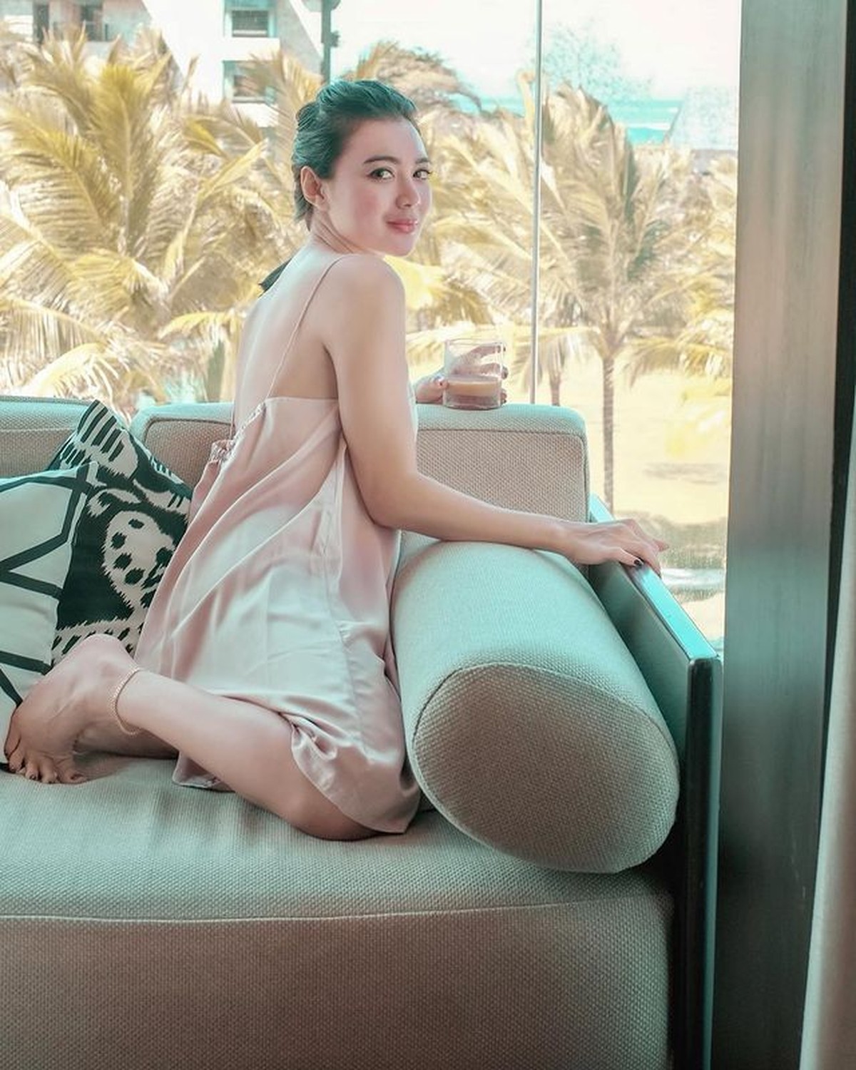 Wika Salim sedang asyik berlibur di Bali&comma; ia pakai gaun backless dan memamerkan punggung mulusnya&period; Yuk intip&excl;