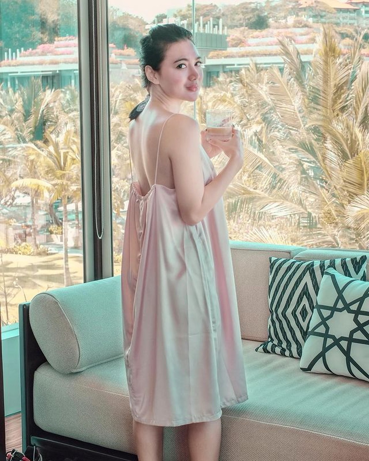 Wika Salim sedang asyik berlibur di Bali&comma; ia pakai gaun backless dan memamerkan punggung mulusnya&period; Yuk intip&excl;