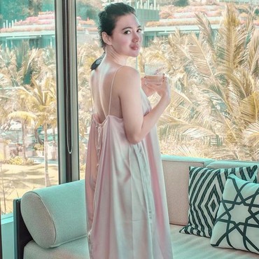 7 Potret Wika Salim Pakai Gaun Backless Pamer Punggung Mulus di Bali