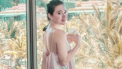 img-title 7 Potret Wika Salim Pakai Gaun Backless Pamer Punggung Mulus di Bali